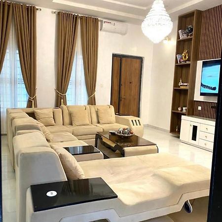 Urban Retreat Luxury Shortlet Apartment Lekki Ajah Lagos With Pool And Gym Buitenkant foto