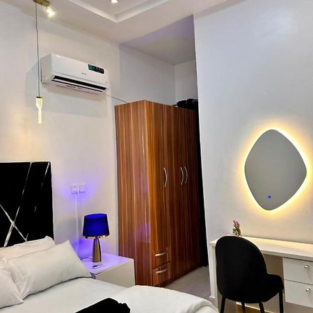 Urban Retreat Luxury Shortlet Apartment Lekki Ajah Lagos With Pool And Gym Buitenkant foto