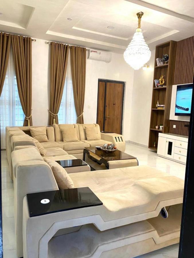 Urban Retreat Luxury Shortlet Apartment Lekki Ajah Lagos With Pool And Gym Buitenkant foto