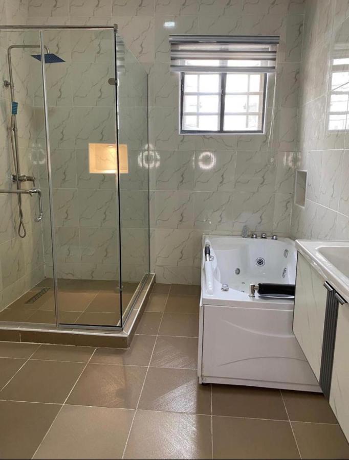 Urban Retreat Luxury Shortlet Apartment Lekki Ajah Lagos With Pool And Gym Buitenkant foto