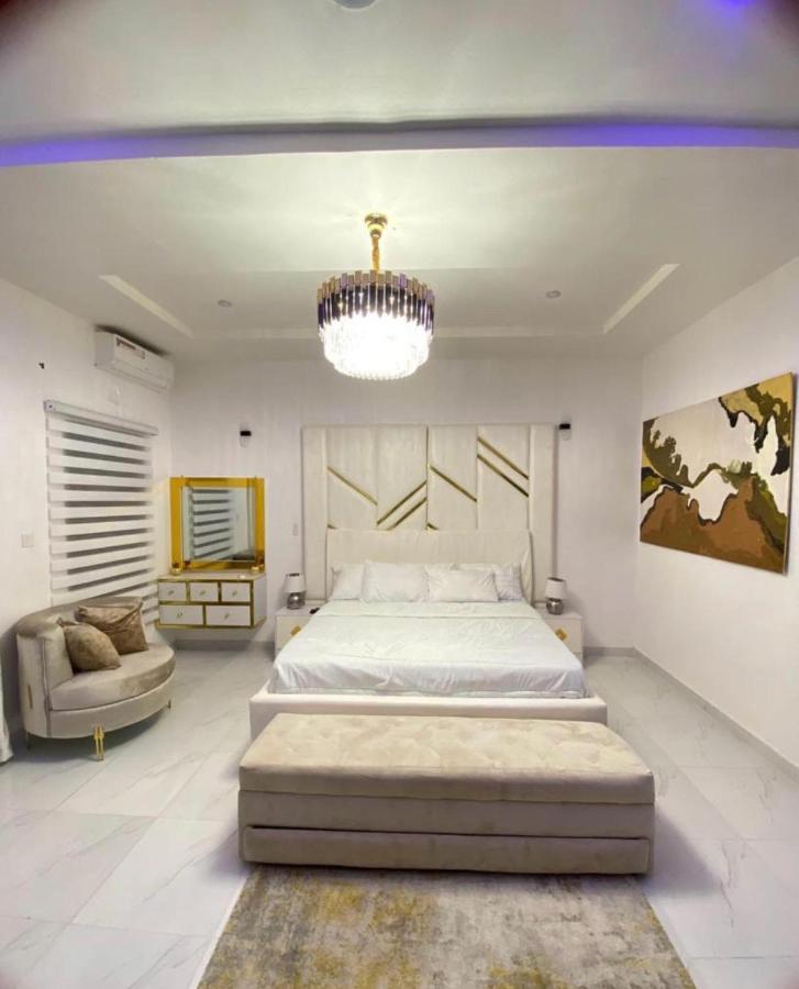 Urban Retreat Luxury Shortlet Apartment Lekki Ajah Lagos With Pool And Gym Buitenkant foto