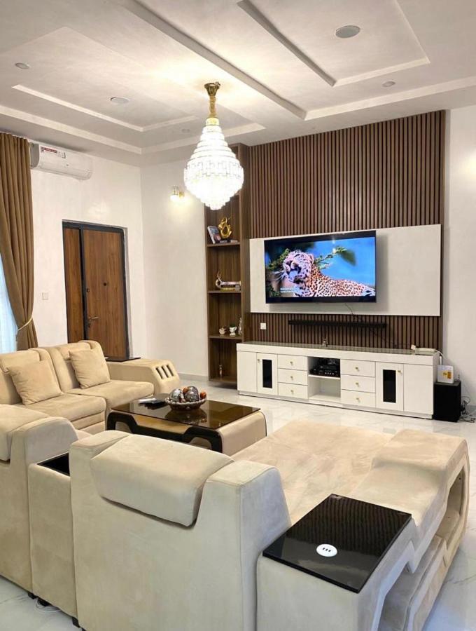 Urban Retreat Luxury Shortlet Apartment Lekki Ajah Lagos With Pool And Gym Buitenkant foto