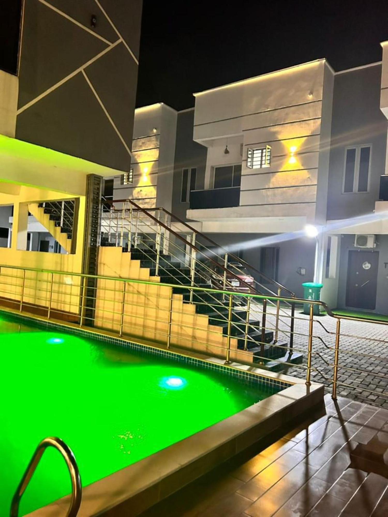 Urban Retreat Luxury Shortlet Apartment Lekki Ajah Lagos With Pool And Gym Buitenkant foto